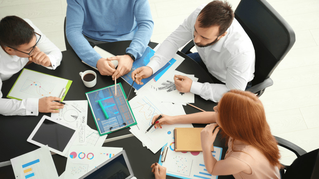 Image of an expert consultant explaining the concept of pricing and value to help an SMB leader avoid undervaluing their SMB with pricing that is too low.